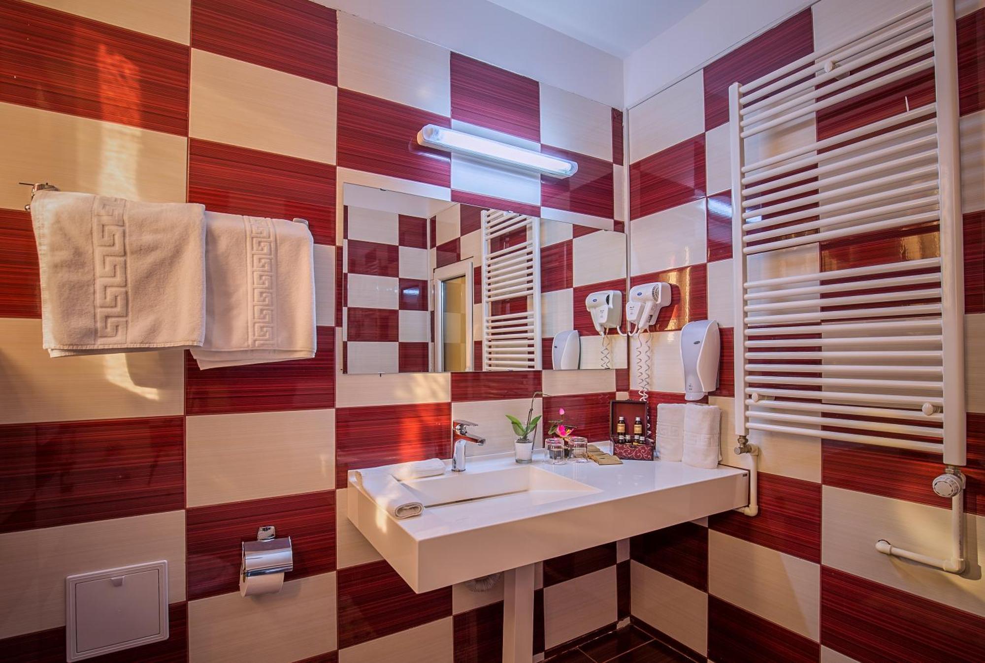 Hotel Rina Cerbul Sinaia Bagian luar foto