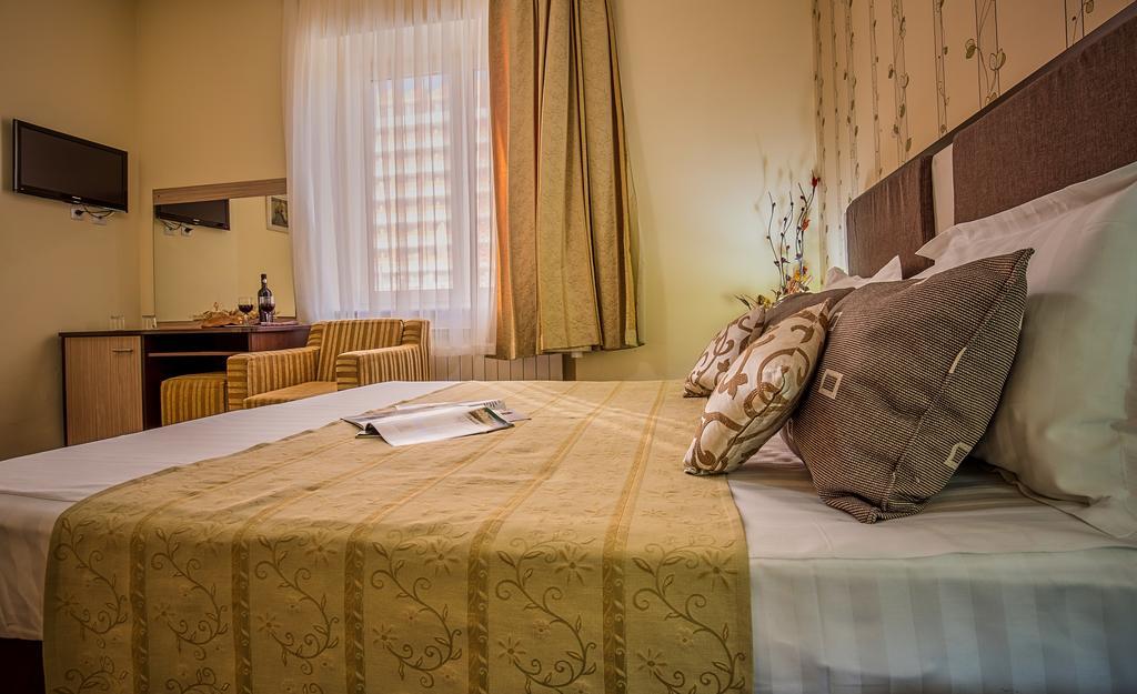 Hotel Rina Cerbul Sinaia Bagian luar foto
