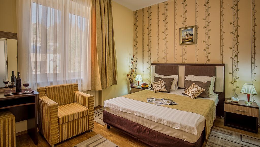 Hotel Rina Cerbul Sinaia Bagian luar foto