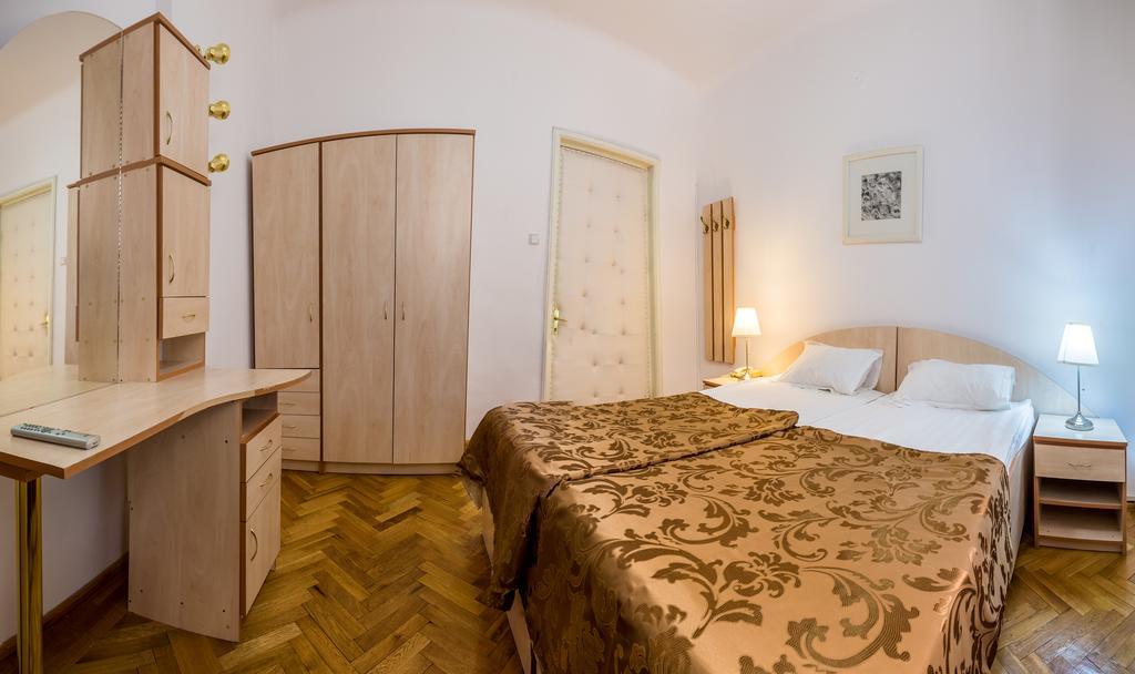 Hotel Rina Cerbul Sinaia Bagian luar foto
