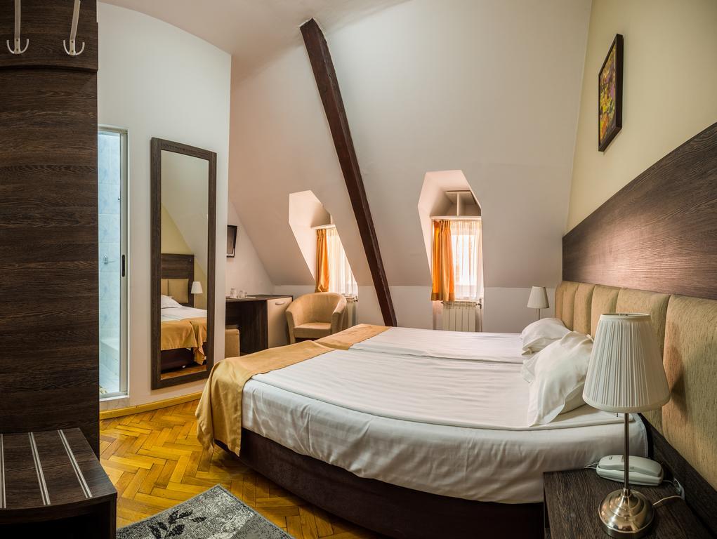 Hotel Rina Cerbul Sinaia Bagian luar foto