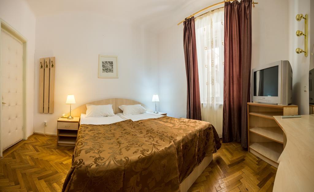 Hotel Rina Cerbul Sinaia Bagian luar foto