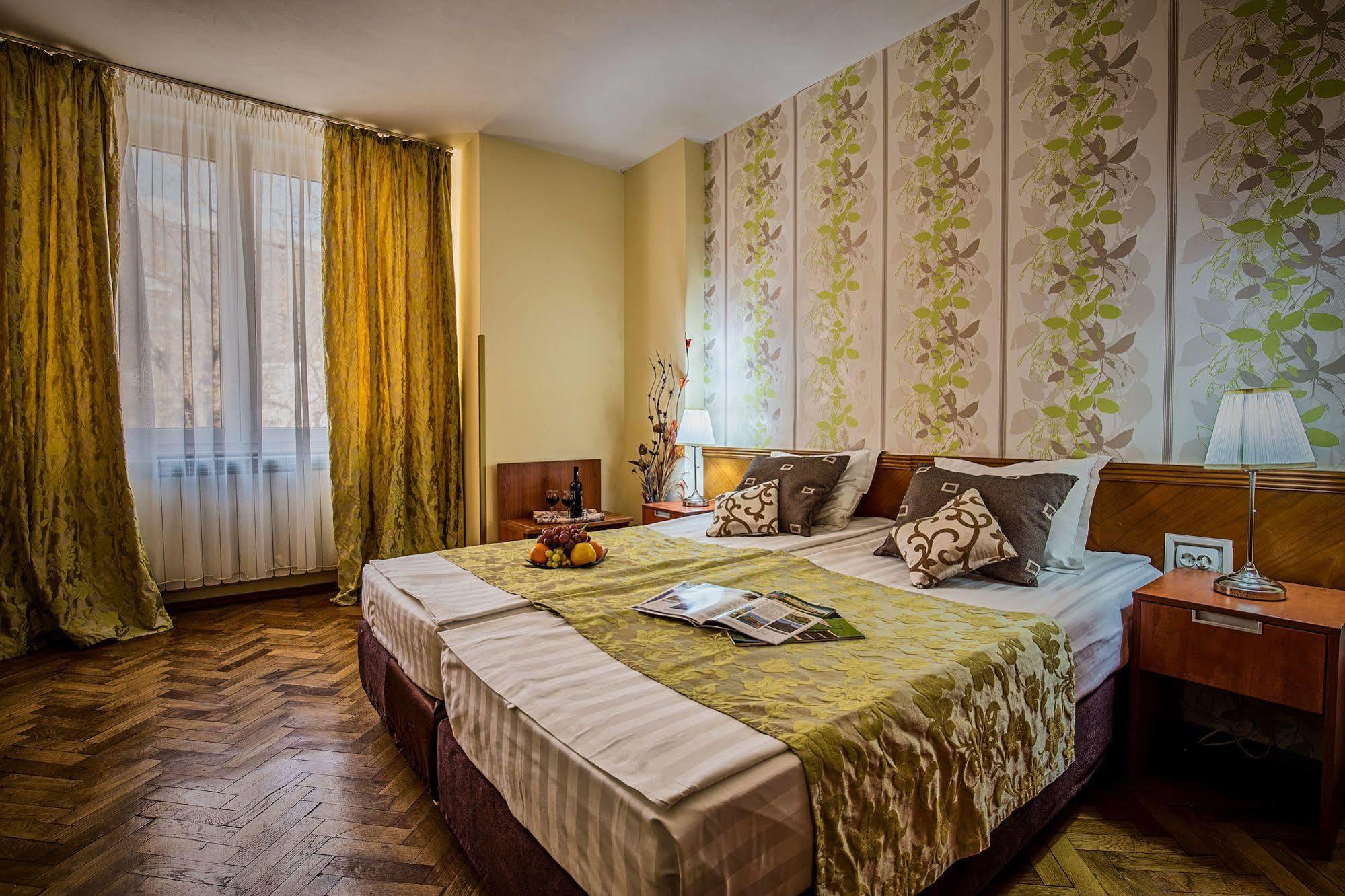 Hotel Rina Cerbul Sinaia Bagian luar foto