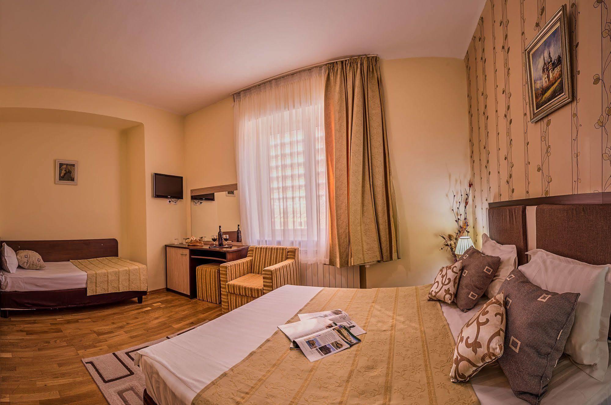 Hotel Rina Cerbul Sinaia Bagian luar foto