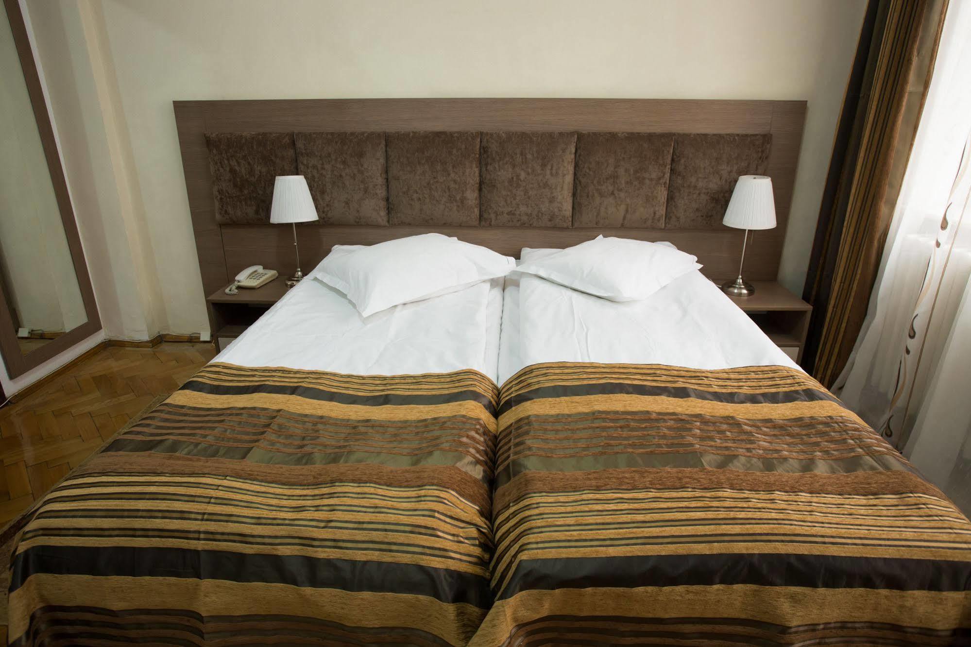 Hotel Rina Cerbul Sinaia Bagian luar foto