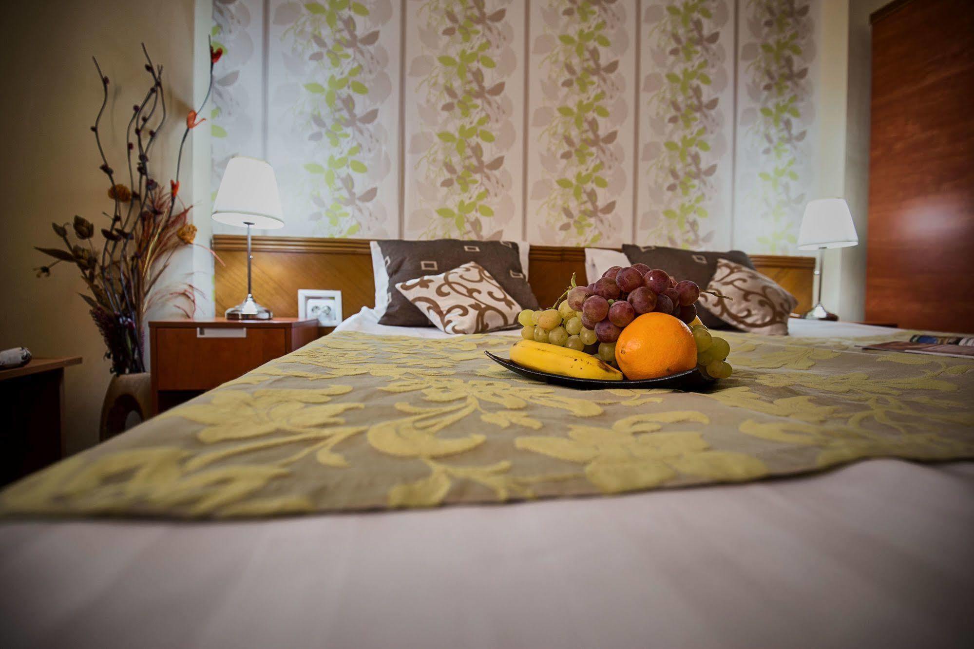 Hotel Rina Cerbul Sinaia Bagian luar foto