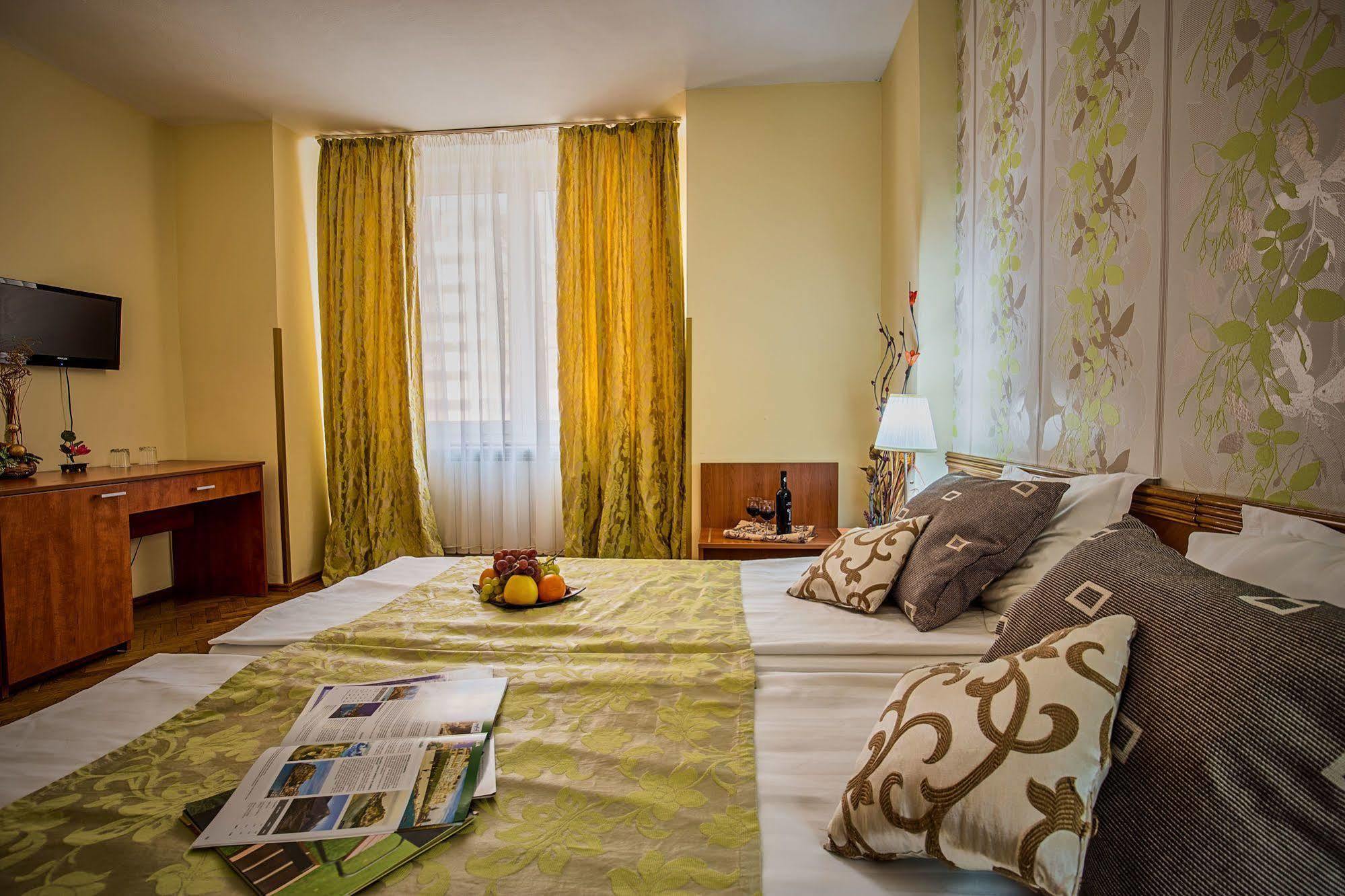 Hotel Rina Cerbul Sinaia Bagian luar foto